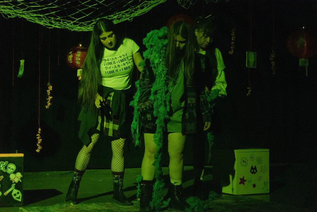 A green-lit photo of the three actresses of “La flor con menos pétalos.”