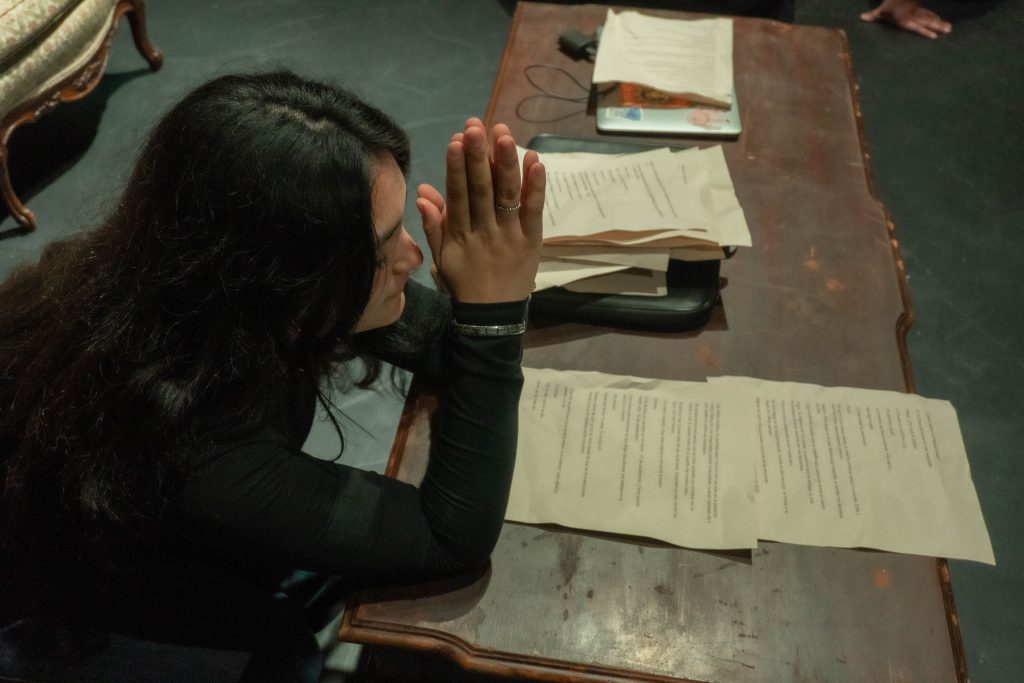 The “Ya lo sé que tú te vas” actress praying.