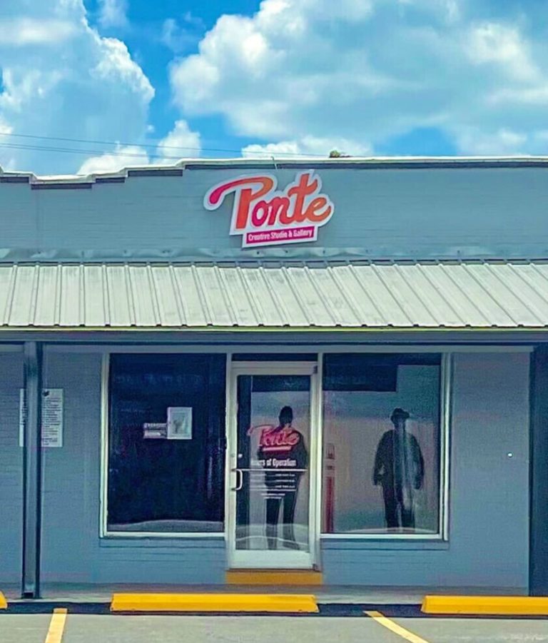 Light blue gallery building with a sign that reads "Ponte"