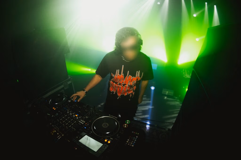 DJ, Lil Duende mid-set